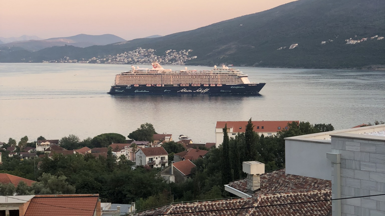 Обои вода, недвижимость, крыша, нагорье, судно в разрешении 1280x720