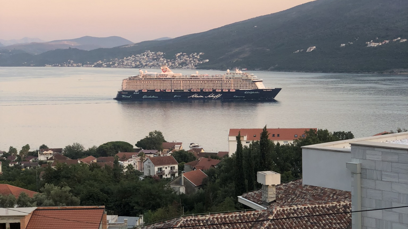 Обои вода, недвижимость, крыша, нагорье, судно в разрешении 1366x768