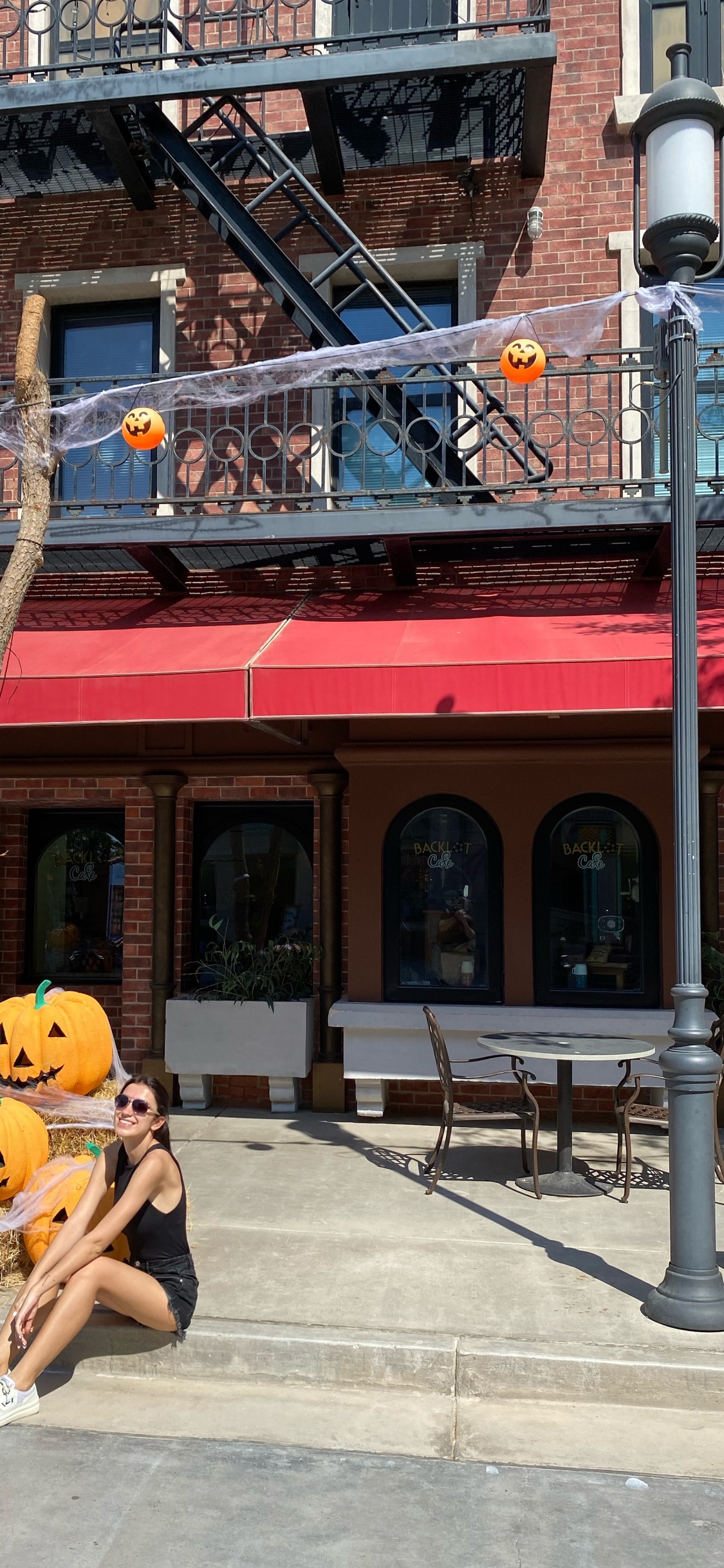 Обои городской район, улица, окно, скамейка, игрушка в разрешении 1125x2436