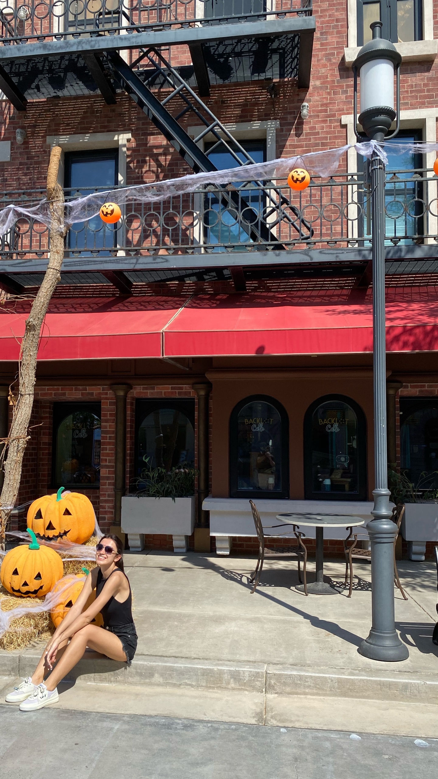 Обои городской район, улица, окно, скамейка, игрушка в разрешении 1440x2560