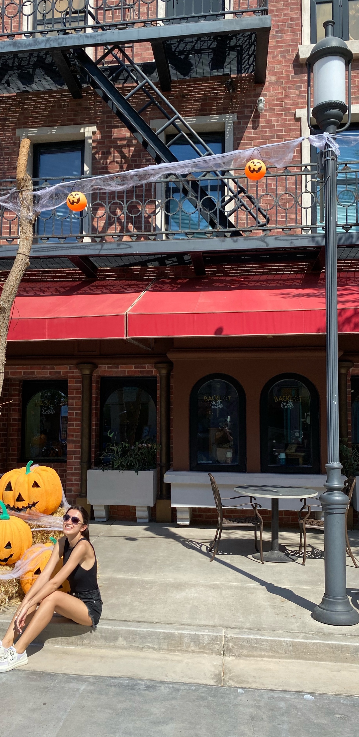 Обои городской район, улица, окно, скамейка, игрушка в разрешении 1440x2960