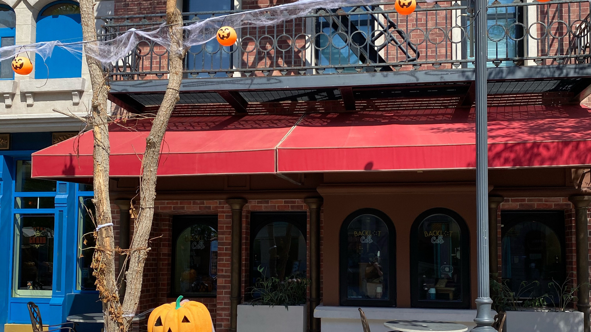 Обои городской район, улица, окно, скамейка, игрушка в разрешении 1920x1080