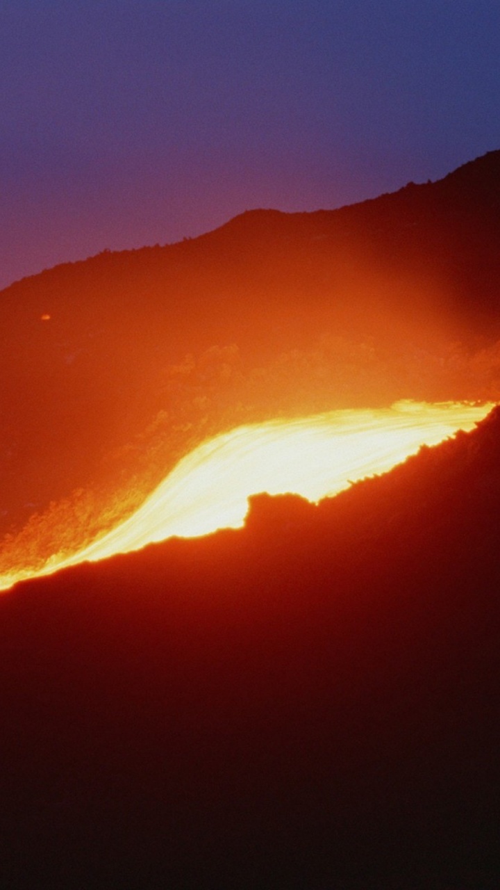 Обои вулкан, лава, тепло, восход солнца, атмосфера в разрешении 720x1280