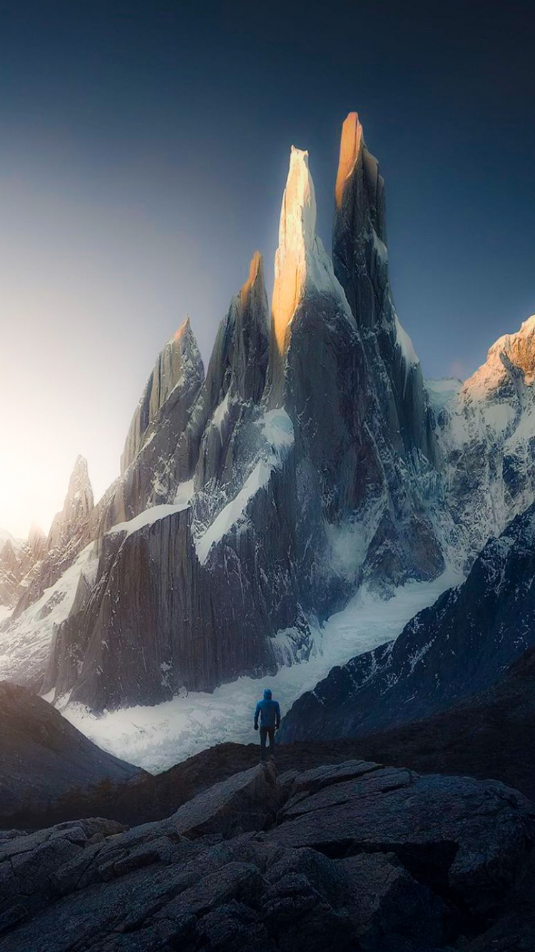 Обои саммит, снег, Дагенс Нюхетер, горный рельеф, гора в разрешении 750x1334