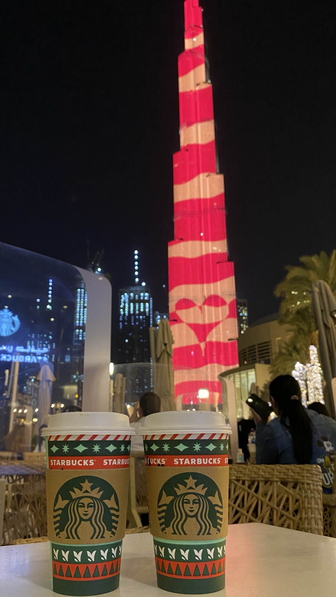 Обои Дубай, Бурдж Халифа, старбакс, логотип starbucks 2011, ночь в разрешении 1080x1920