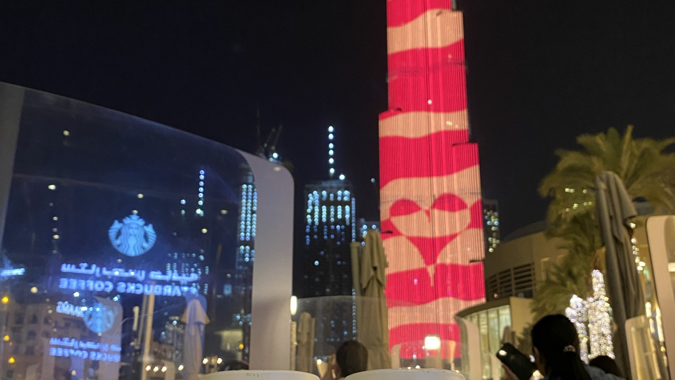 Обои Дубай, Бурдж Халифа, старбакс, логотип starbucks 2011, ночь в разрешении 1366x768