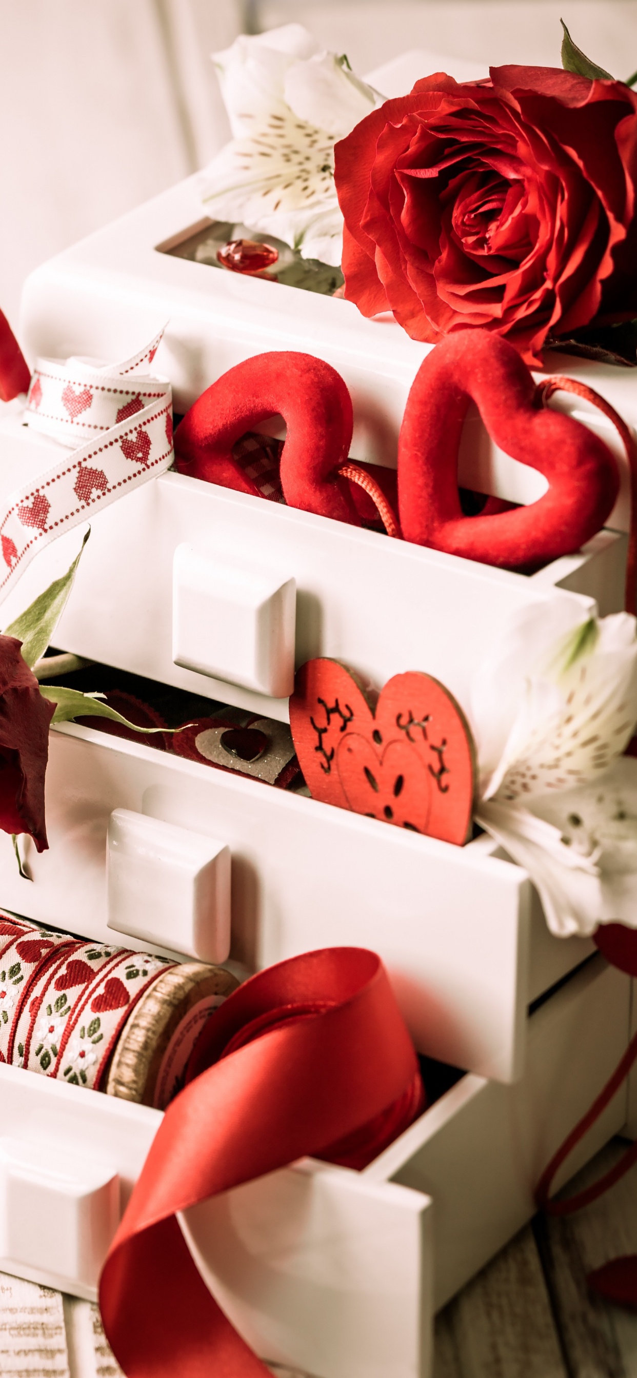 Обои роман, сердце, День Святого Валентина, красный цвет, Роза в разрешении 1242x2688