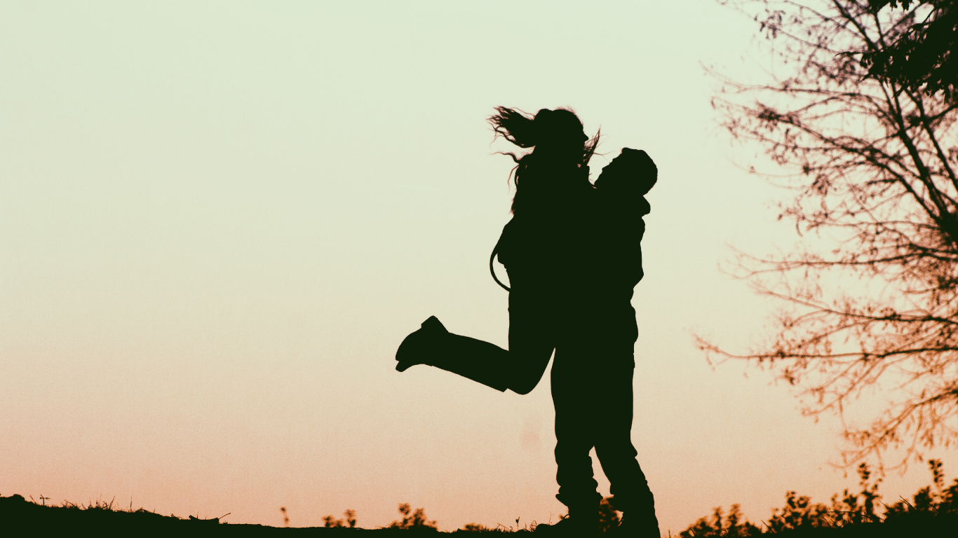 Обои Люди в природе, силуэт, стояние, дерево, Счастлив в разрешении 1366x768