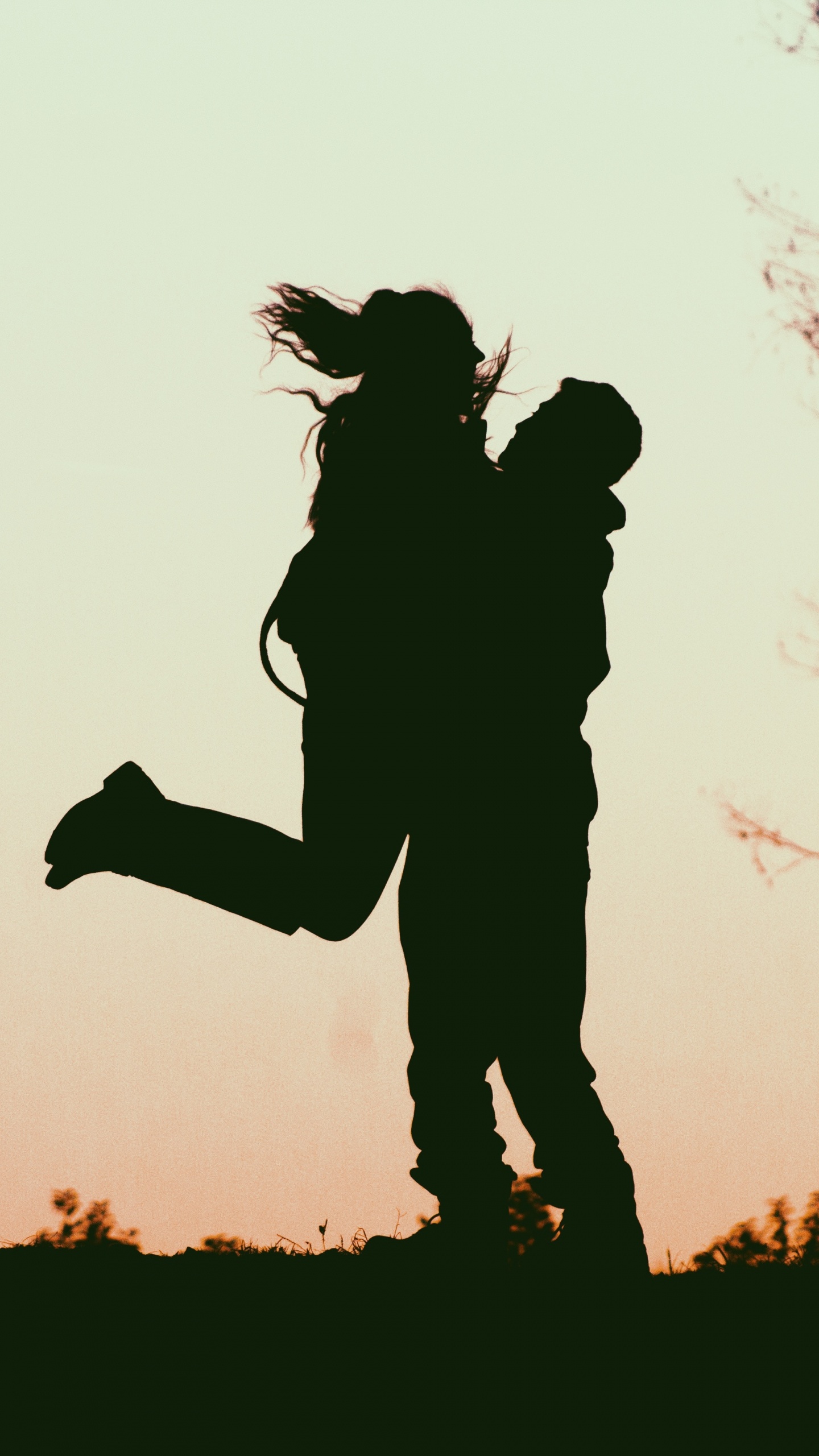 Обои Люди в природе, силуэт, стояние, дерево, Счастлив в разрешении 1440x2560