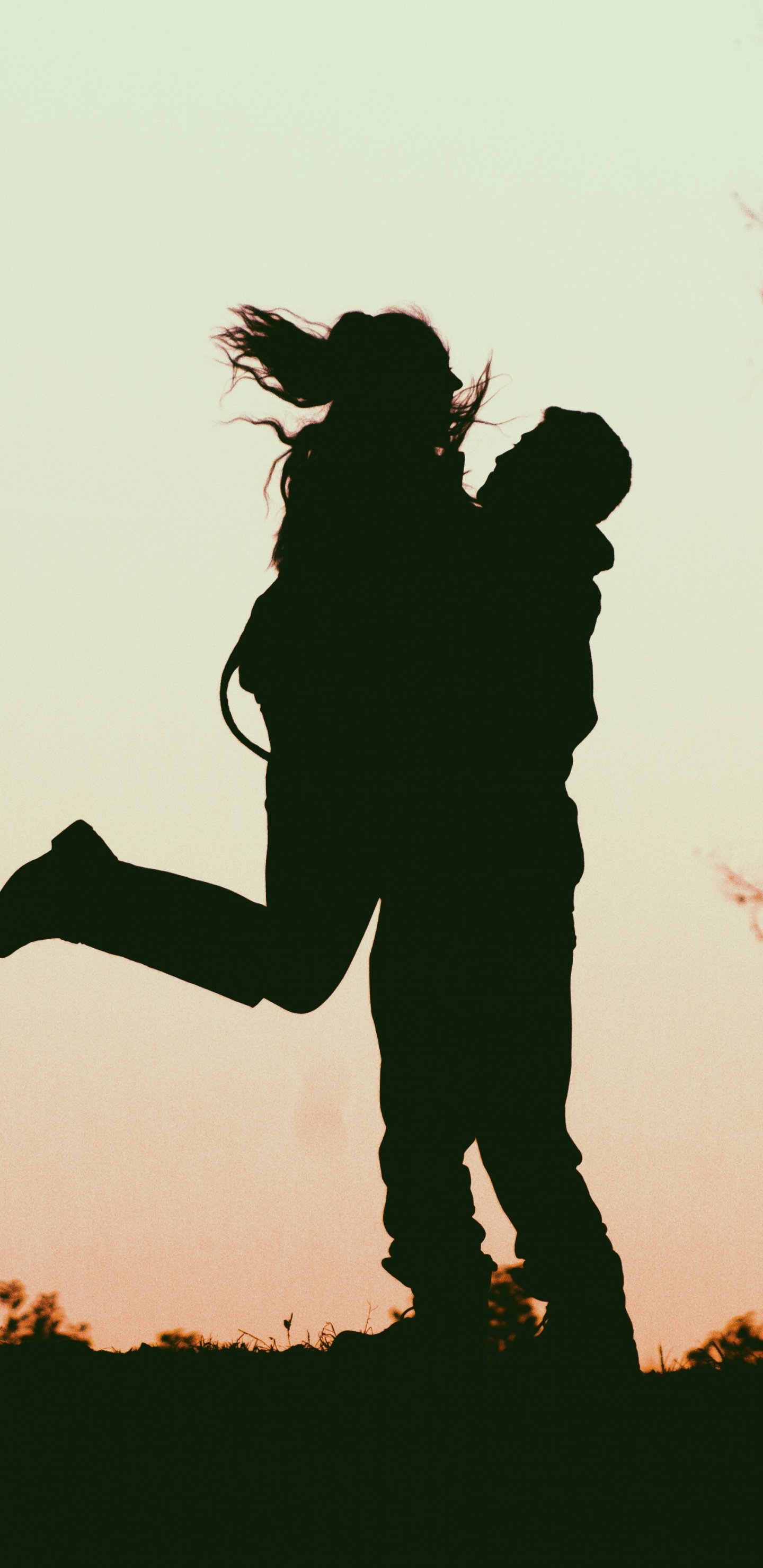 Обои Люди в природе, силуэт, стояние, дерево, Счастлив в разрешении 1440x2960