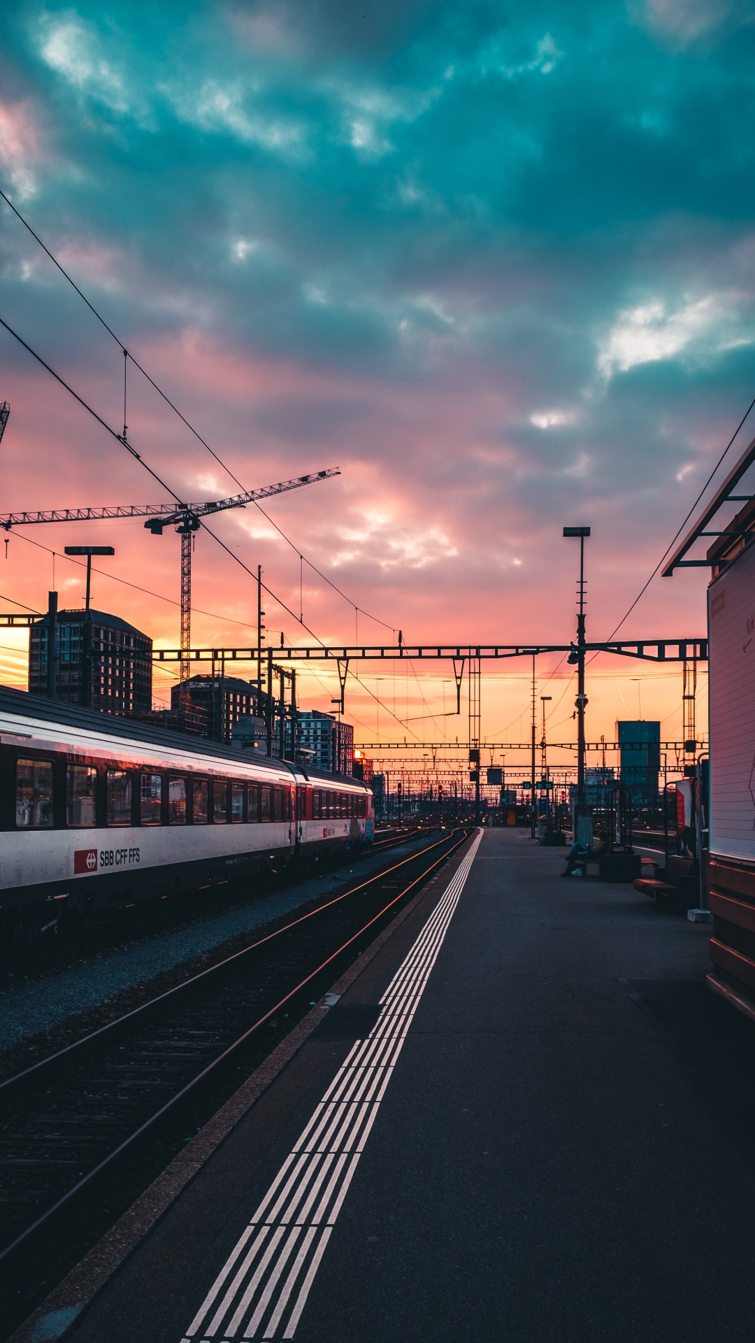 Обои поезд, железнодорожный транспорт, железнодорожный вокзал, транспорт, утро в разрешении 1080x1920