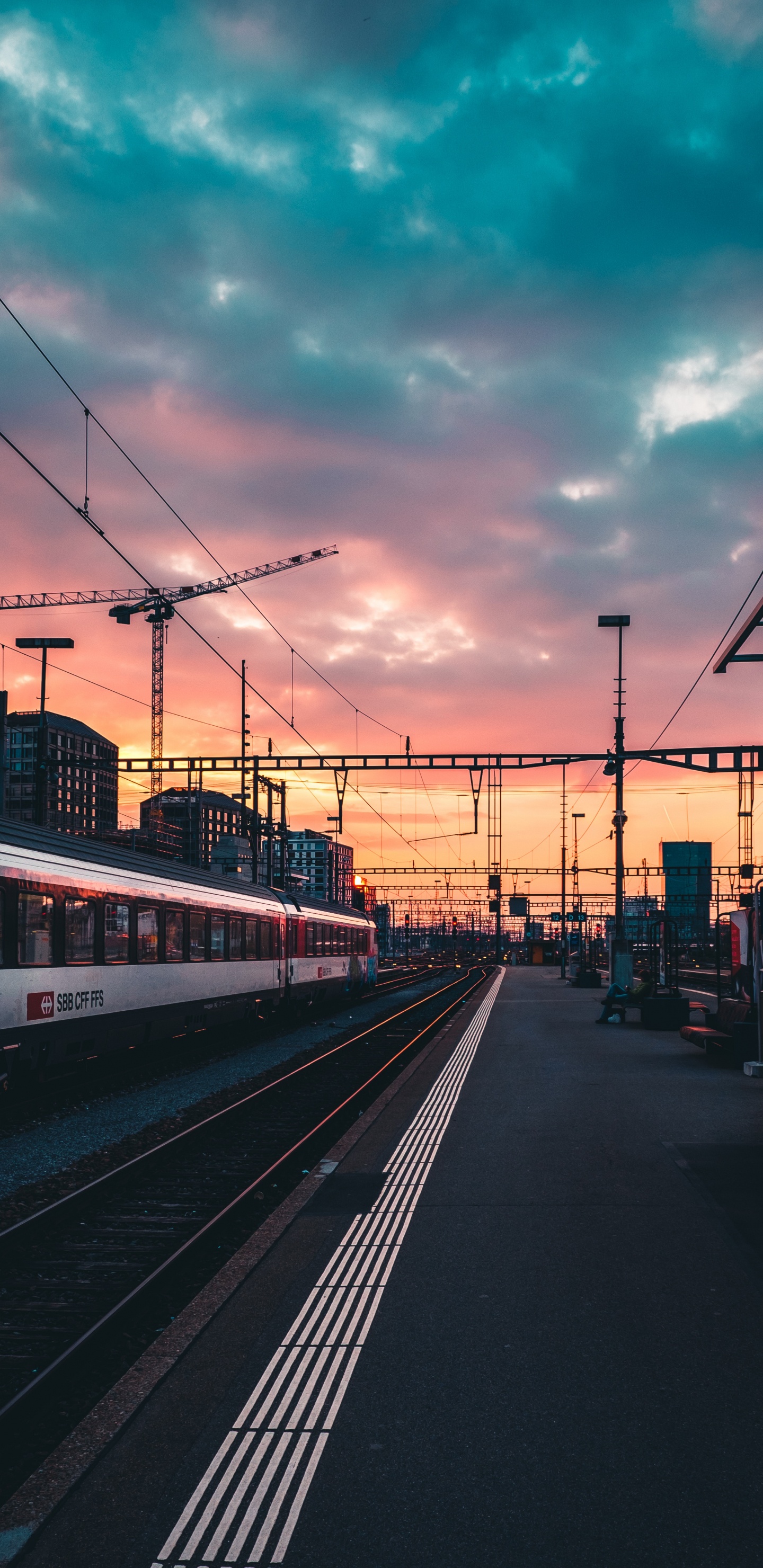 Обои поезд, железнодорожный транспорт, железнодорожный вокзал, транспорт, утро в разрешении 1440x2960