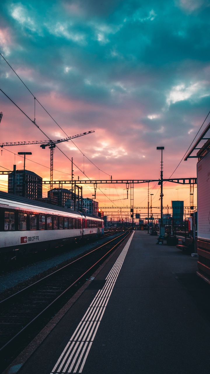 Обои поезд, железнодорожный транспорт, железнодорожный вокзал, транспорт, утро в разрешении 720x1280