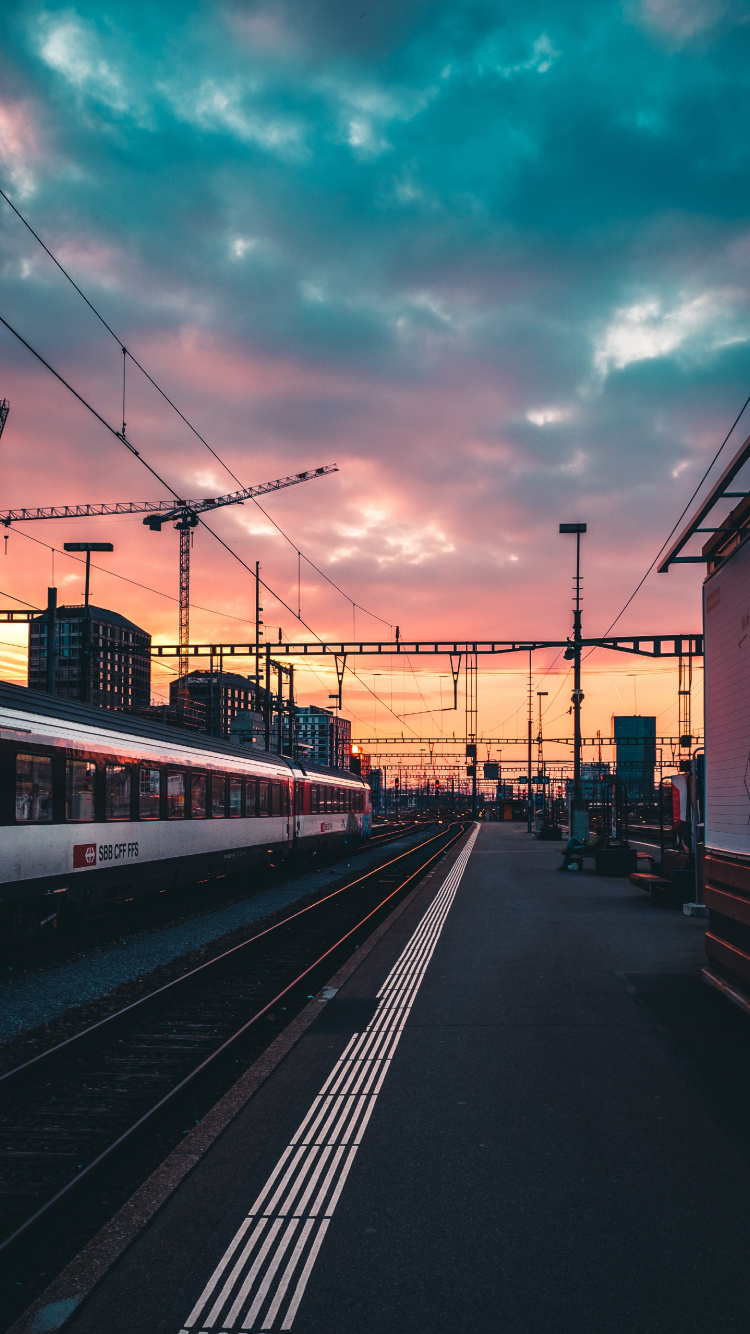 Обои поезд, железнодорожный транспорт, железнодорожный вокзал, транспорт, утро в разрешении 750x1334