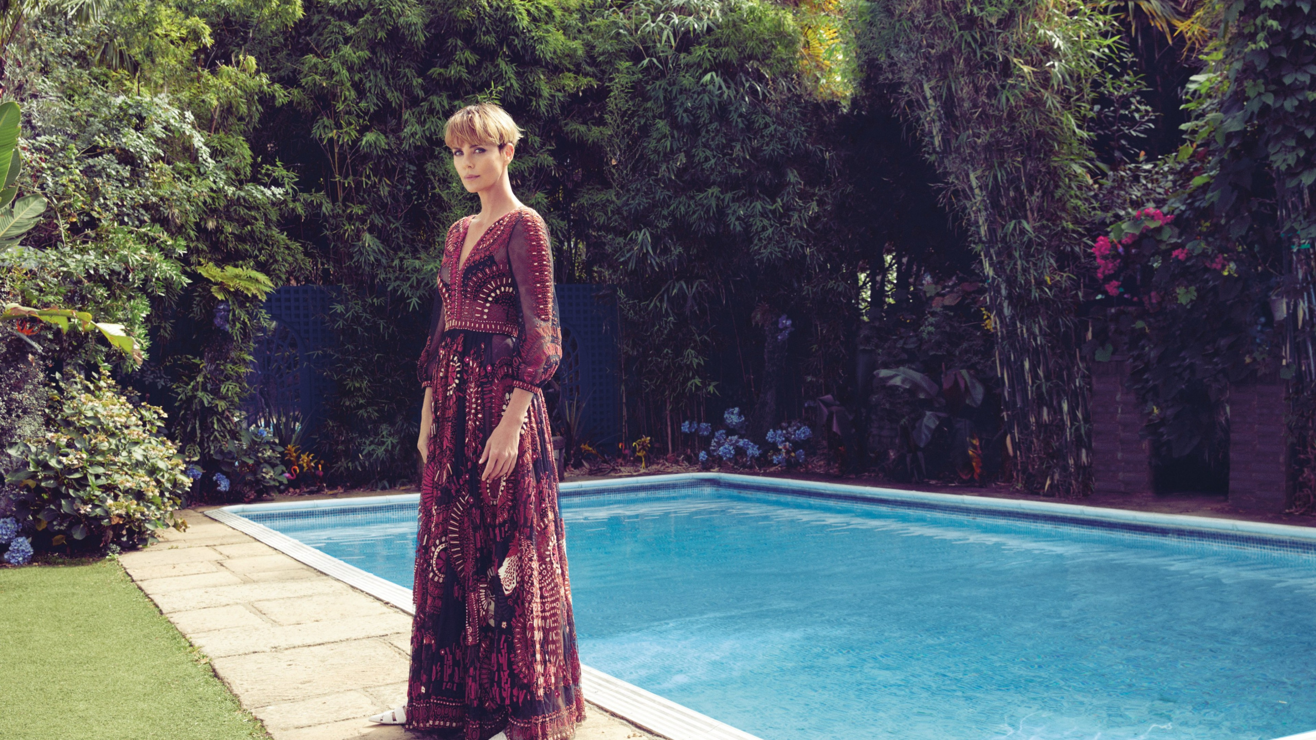 Обои Шарлиз Терон, Атомная Блондинка, актер, вода, растение в разрешении 2560x1440