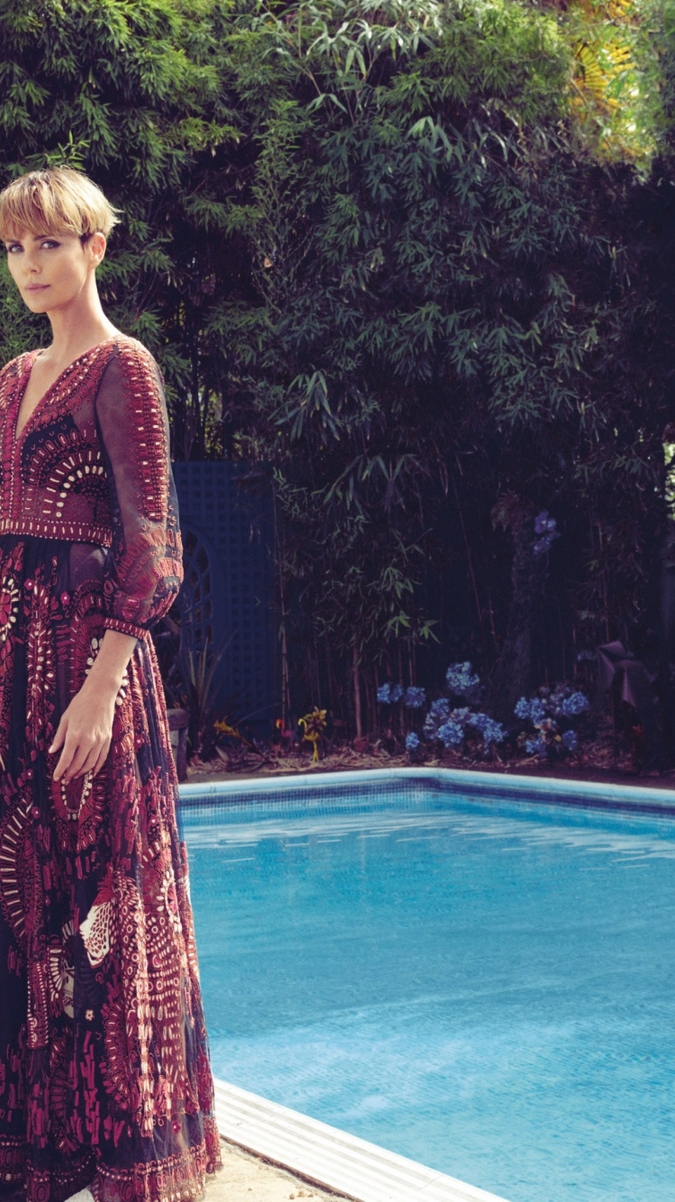 Обои Шарлиз Терон, Атомная Блондинка, актер, вода, растение в разрешении 750x1334