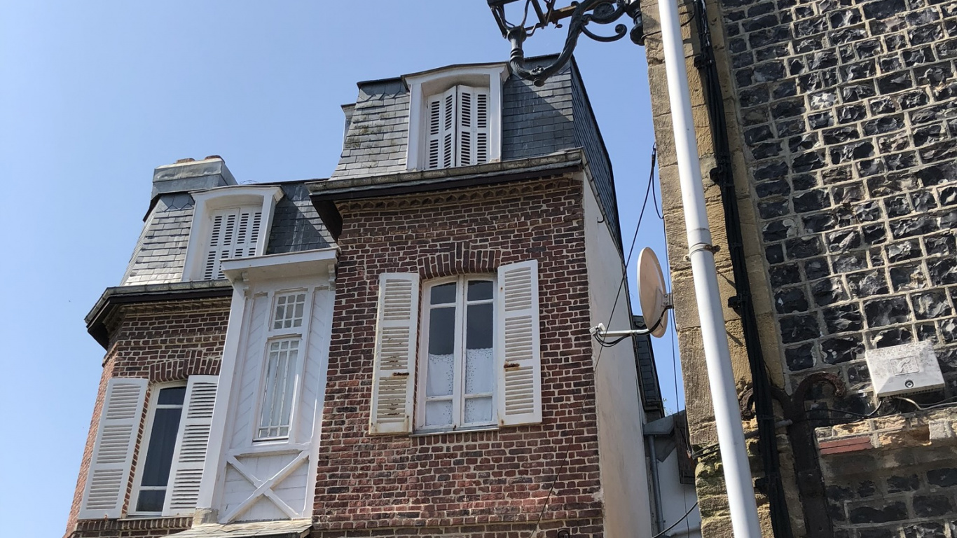 Обои Хаус, стена, уличный фонарь, фасад, недвижимость в разрешении 1366x768