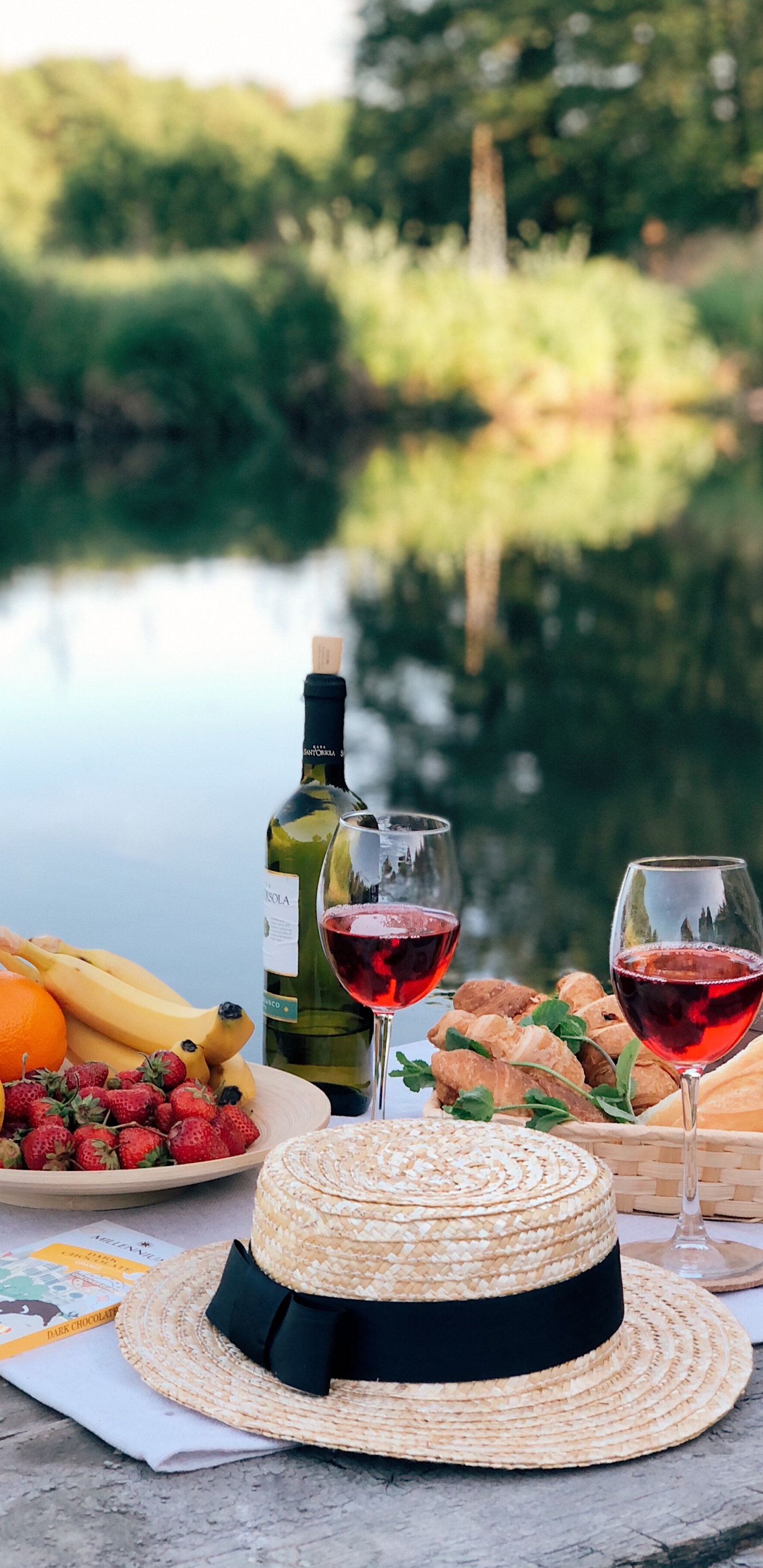 Обои бокал для вина, завтрак, вино, поздний завтрак, рюмки в разрешении 1440x2960