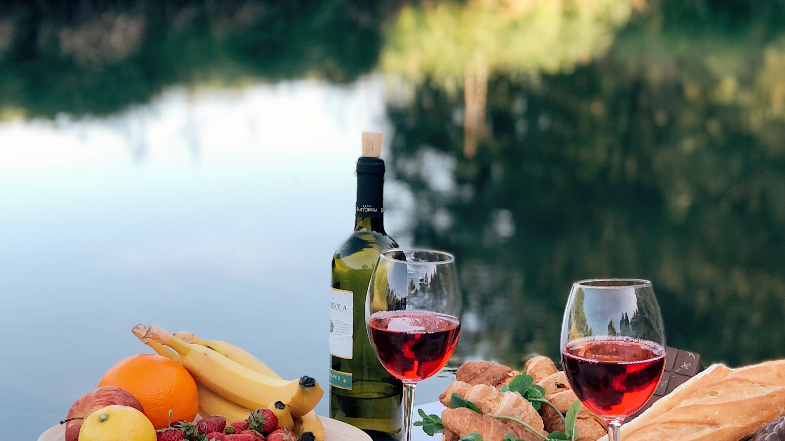 Обои бокал для вина, завтрак, вино, поздний завтрак, рюмки в разрешении 2560x1440