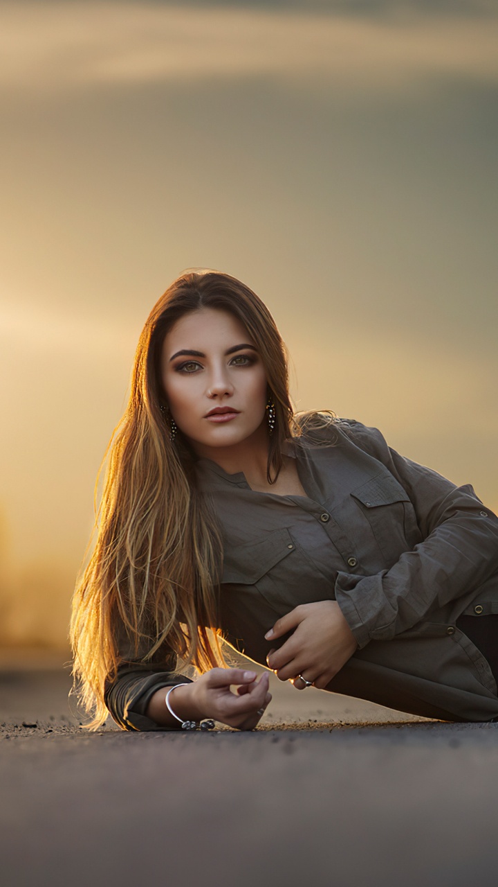 Обои поза на закате, закат, одежда, волосы, рука в разрешении 720x1280