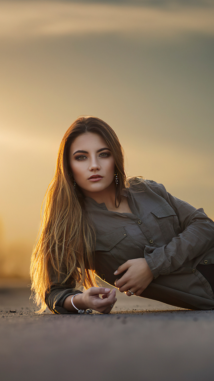 Обои поза на закате, закат, одежда, волосы, рука в разрешении 750x1334