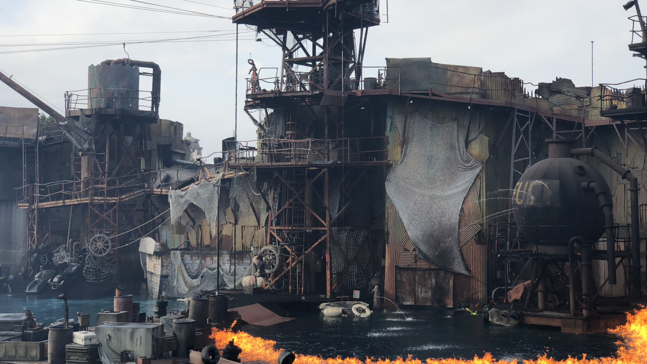 Обои Голливуд, Universal Pictures, военный корабль, универсальные студии Голливуда, водоем в разрешении 1280x720