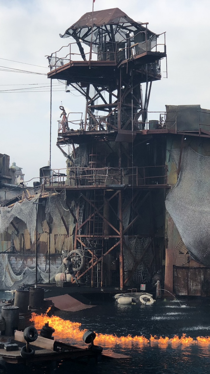 Обои Голливуд, Universal Pictures, военный корабль, универсальные студии Голливуда, водоем в разрешении 720x1280