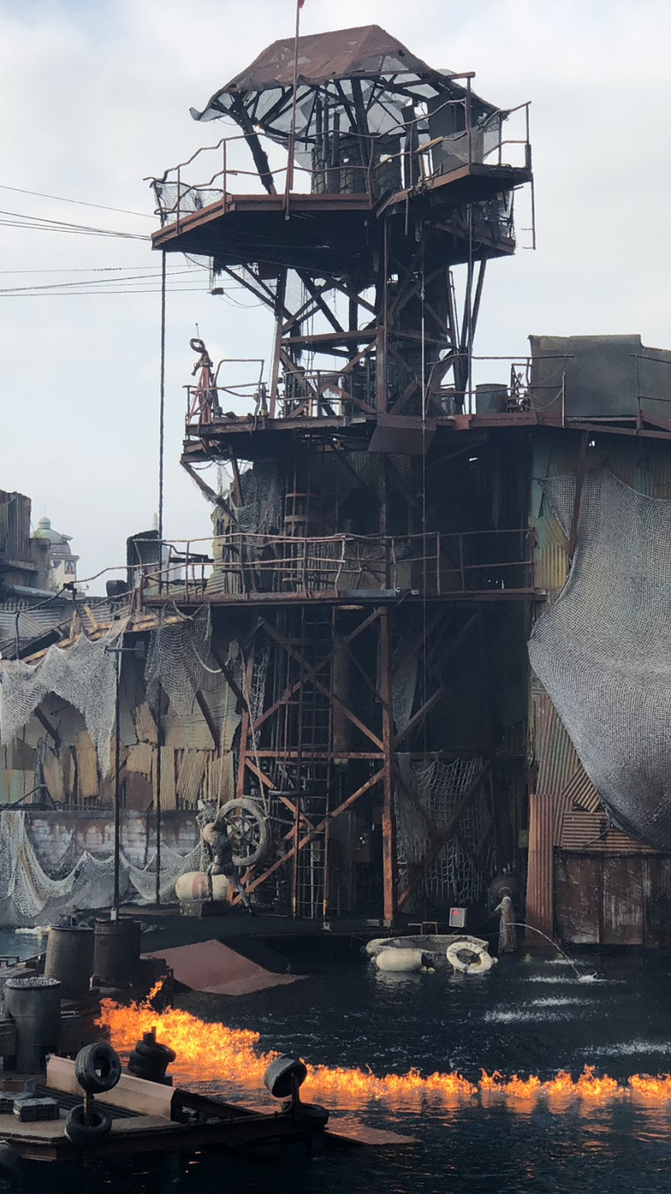 Обои Голливуд, Universal Pictures, военный корабль, универсальные студии Голливуда, водоем в разрешении 750x1334