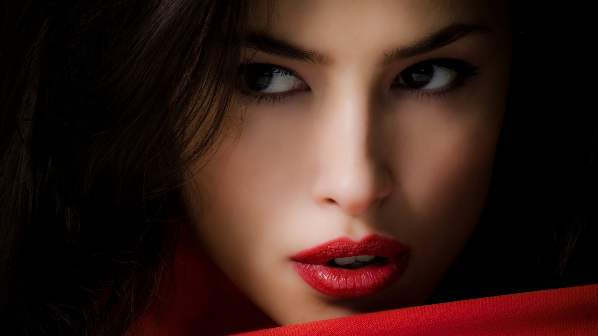 Обои лицо, губа, волосы, красный цвет, бровь в разрешении 1920x1080
