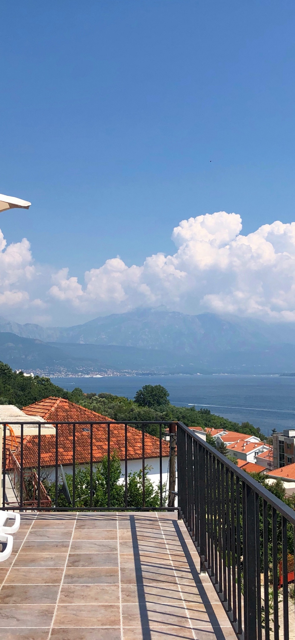 Обои недвижимость, туризм, уличная мебель, родина, Хаус в разрешении 1125x2436