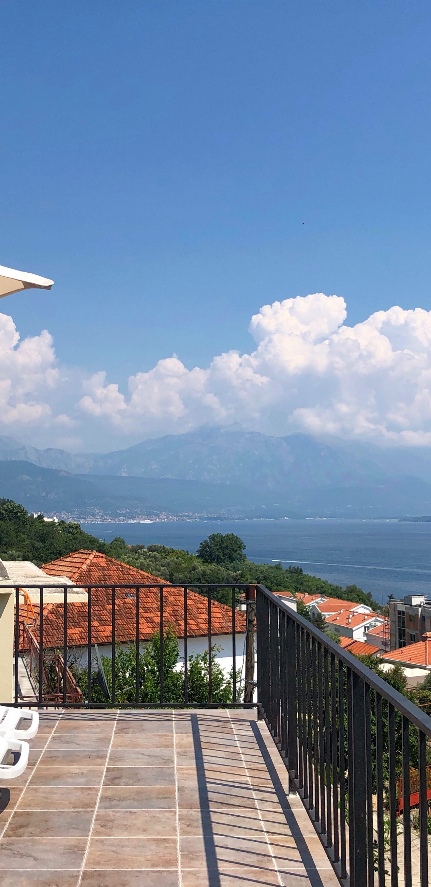 Обои недвижимость, туризм, уличная мебель, родина, Хаус в разрешении 1440x2960