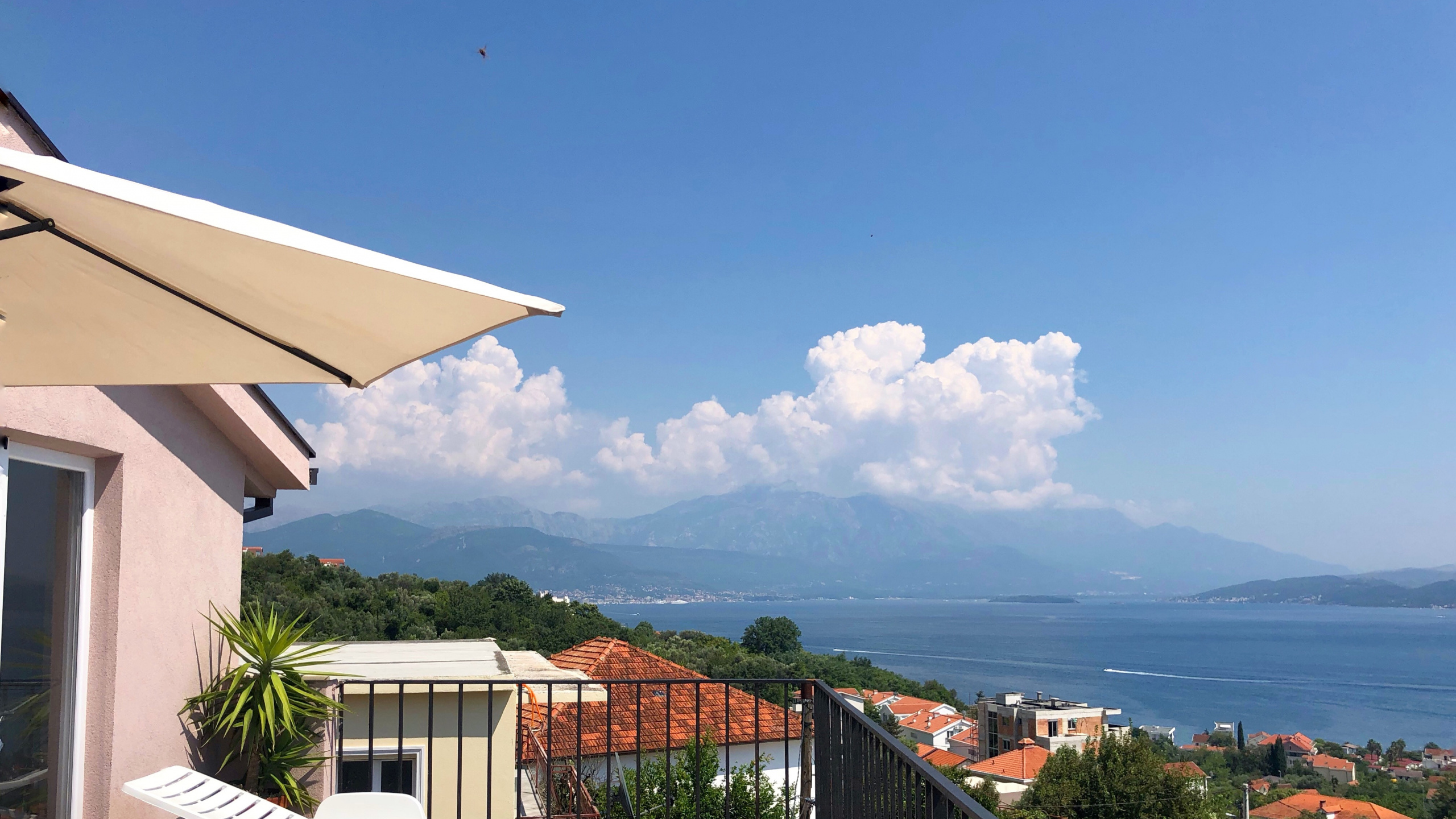 Обои недвижимость, туризм, уличная мебель, родина, Хаус в разрешении 2560x1440