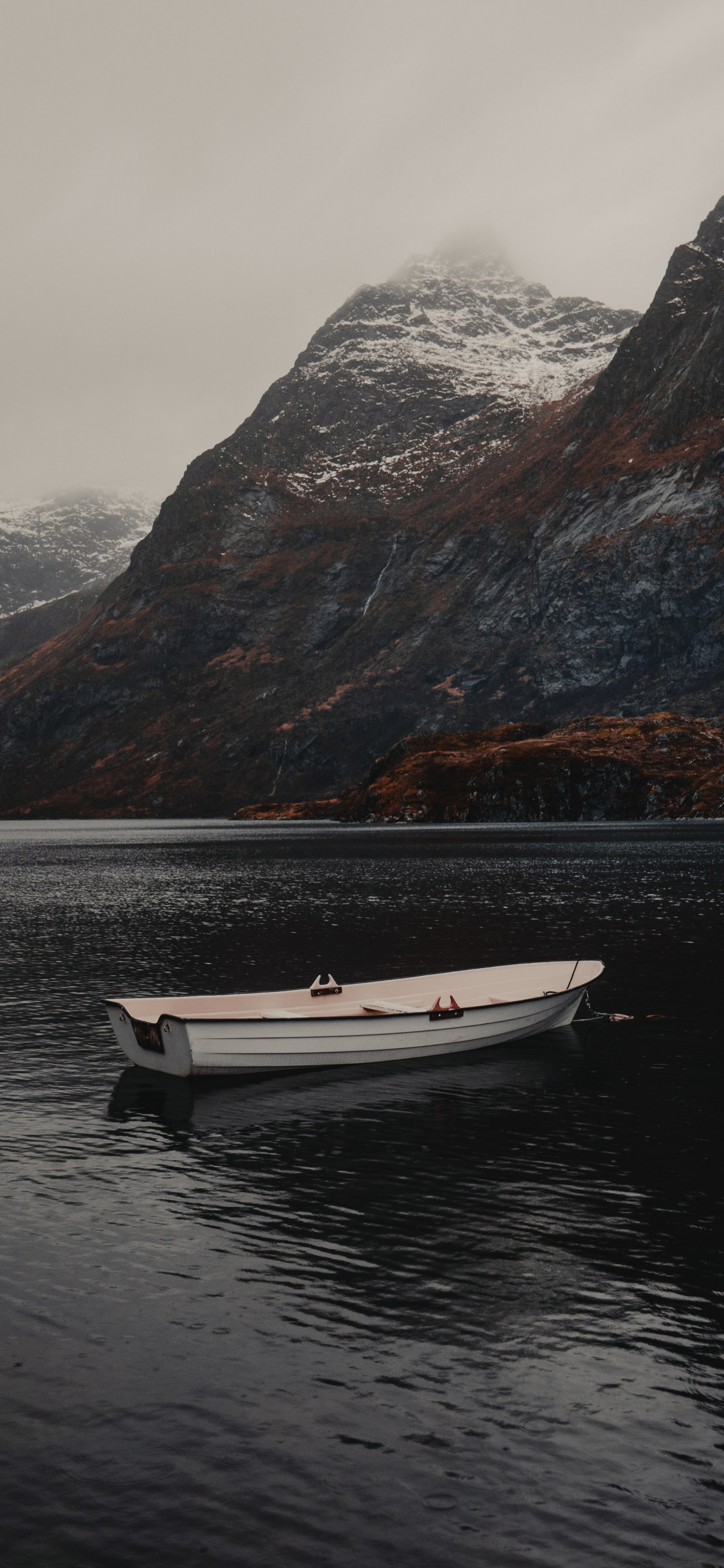 Обои нагорье, гора, фьорд, горный рельеф, озеро в разрешении 1125x2436
