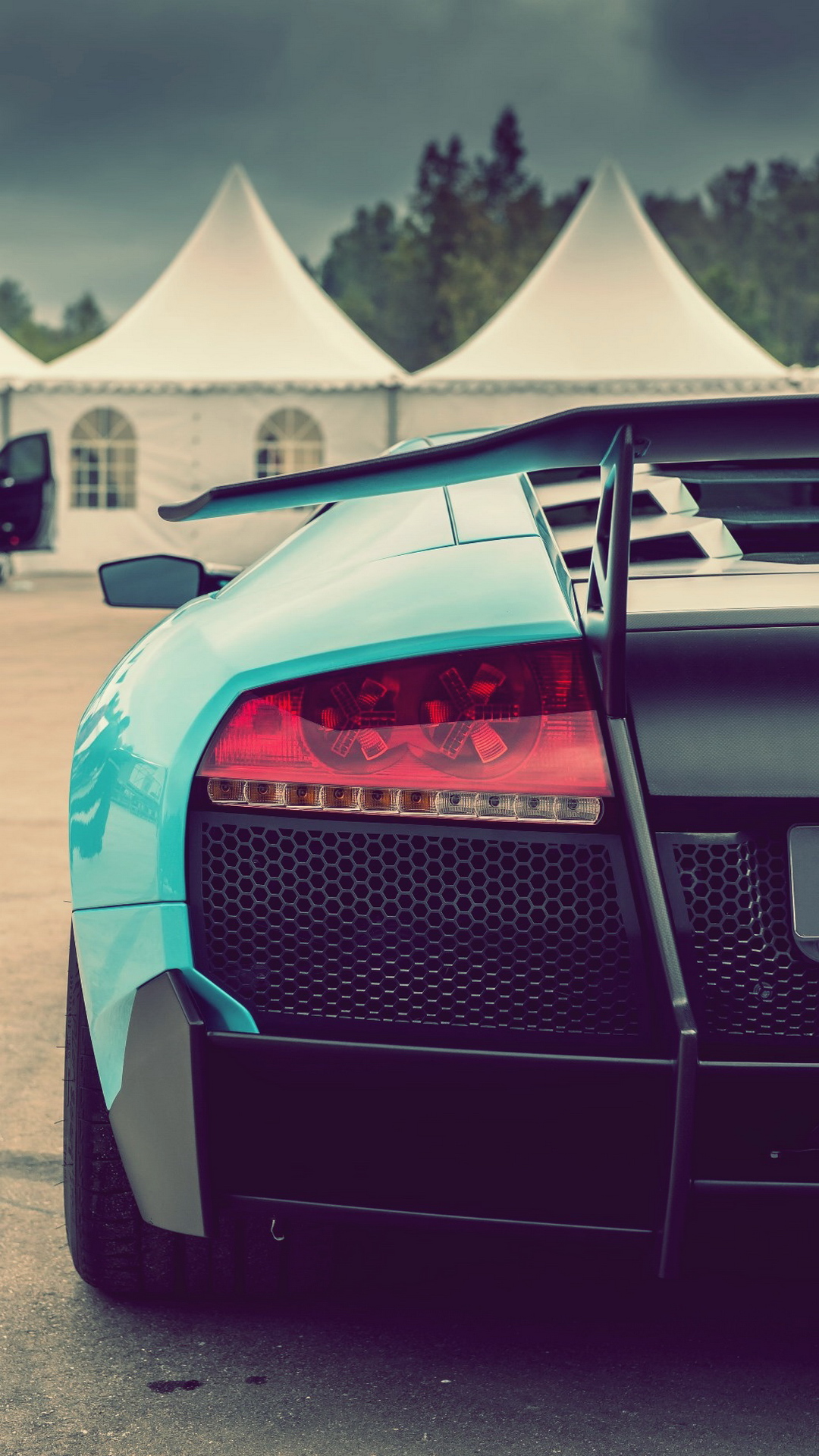 Обои яблоко, колесо, легковые автомобили, шина, решетка в разрешении 1080x1920