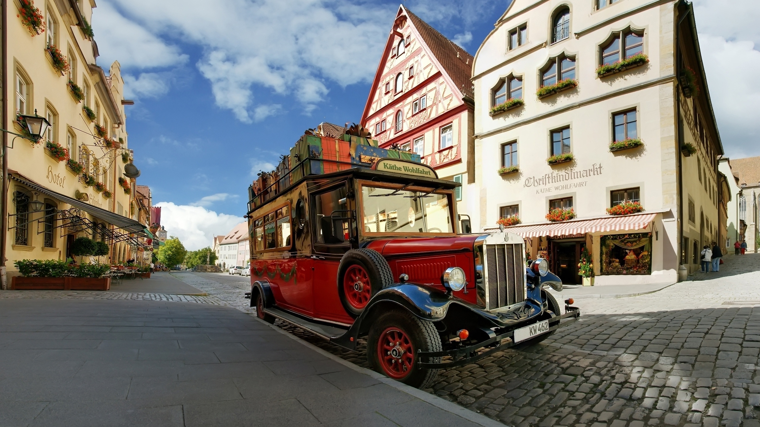 Обои транспорт, авто, городок, турпутевки, двухэтажный автобус в разрешении 2560x1440