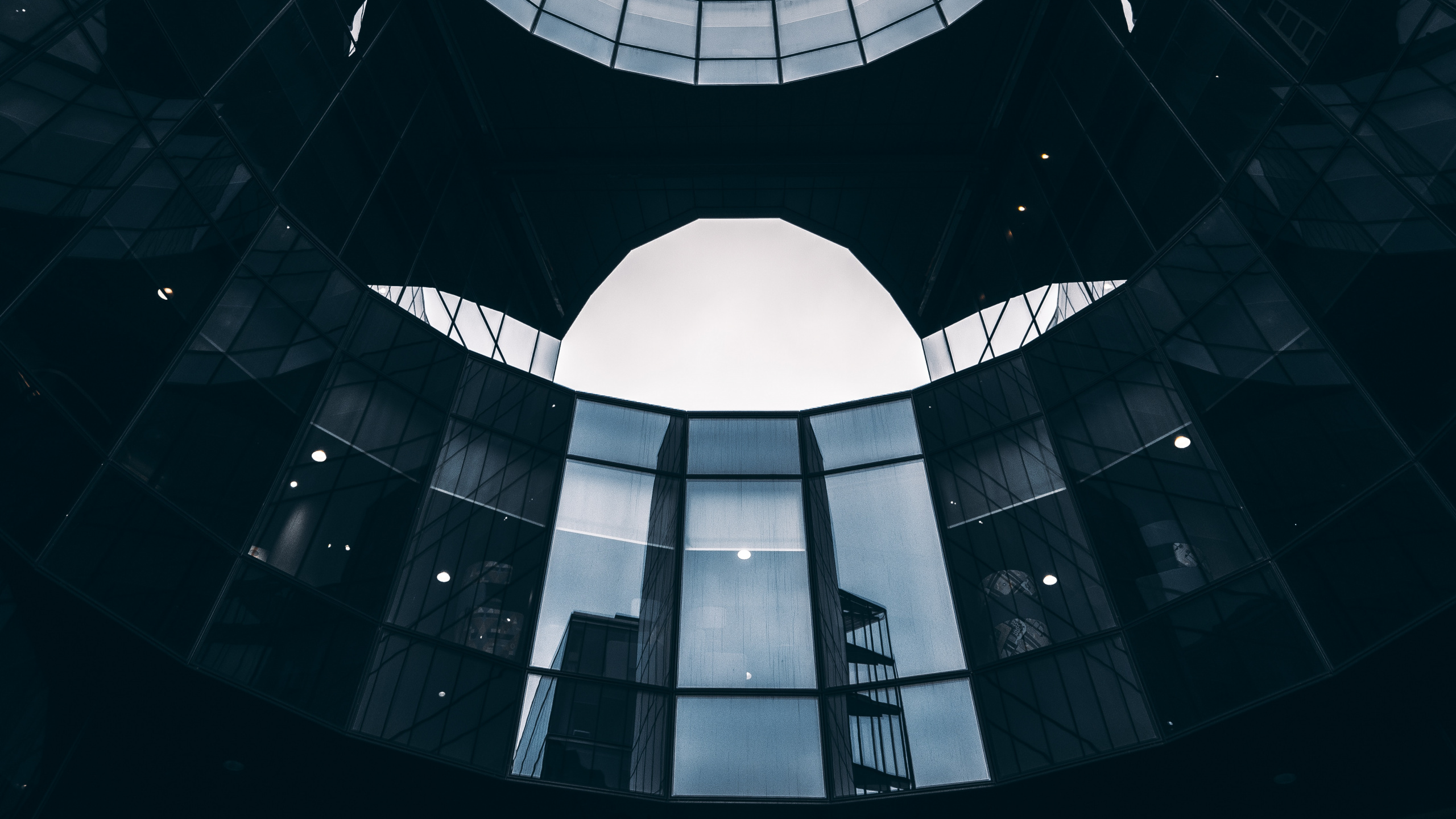 Обои архитектура, дизайн, здание, белые, черный в разрешении 2560x1440