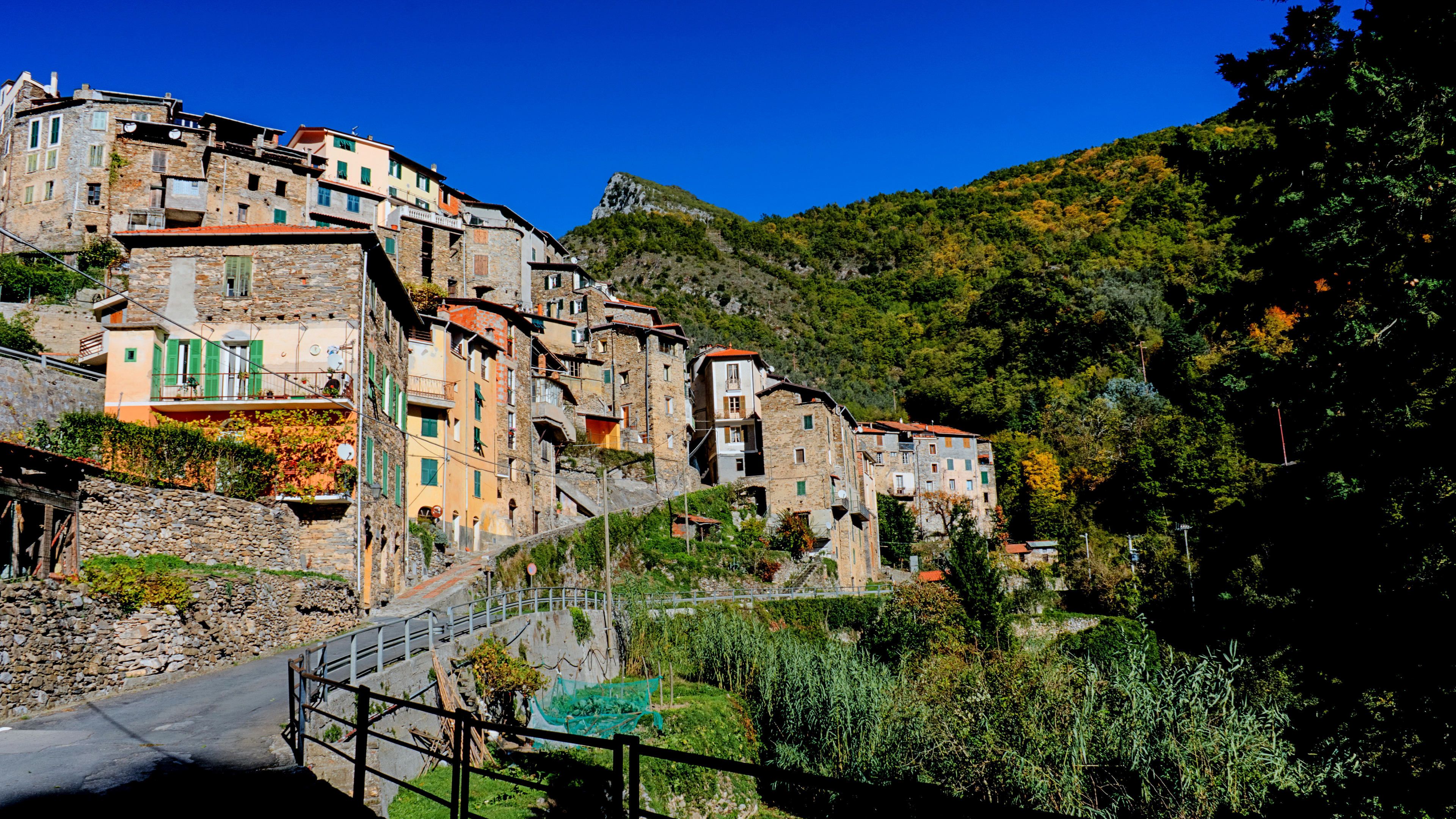 Обои горная деревня, Пинии, Buggio, гора, город в разрешении 3840x2160