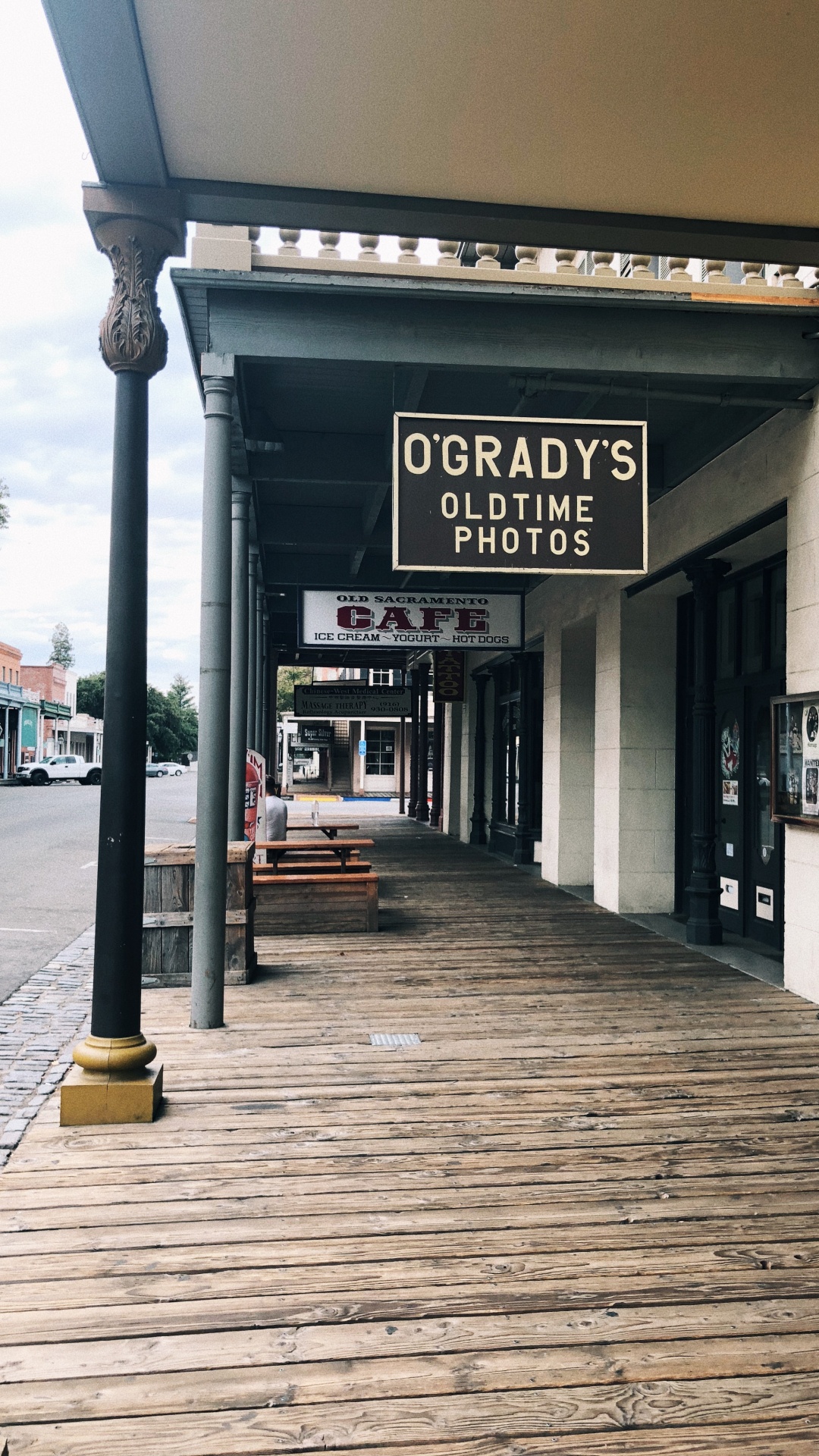 Обои этаж, тротуар, вывеска, дверь в разрешении 1080x1920