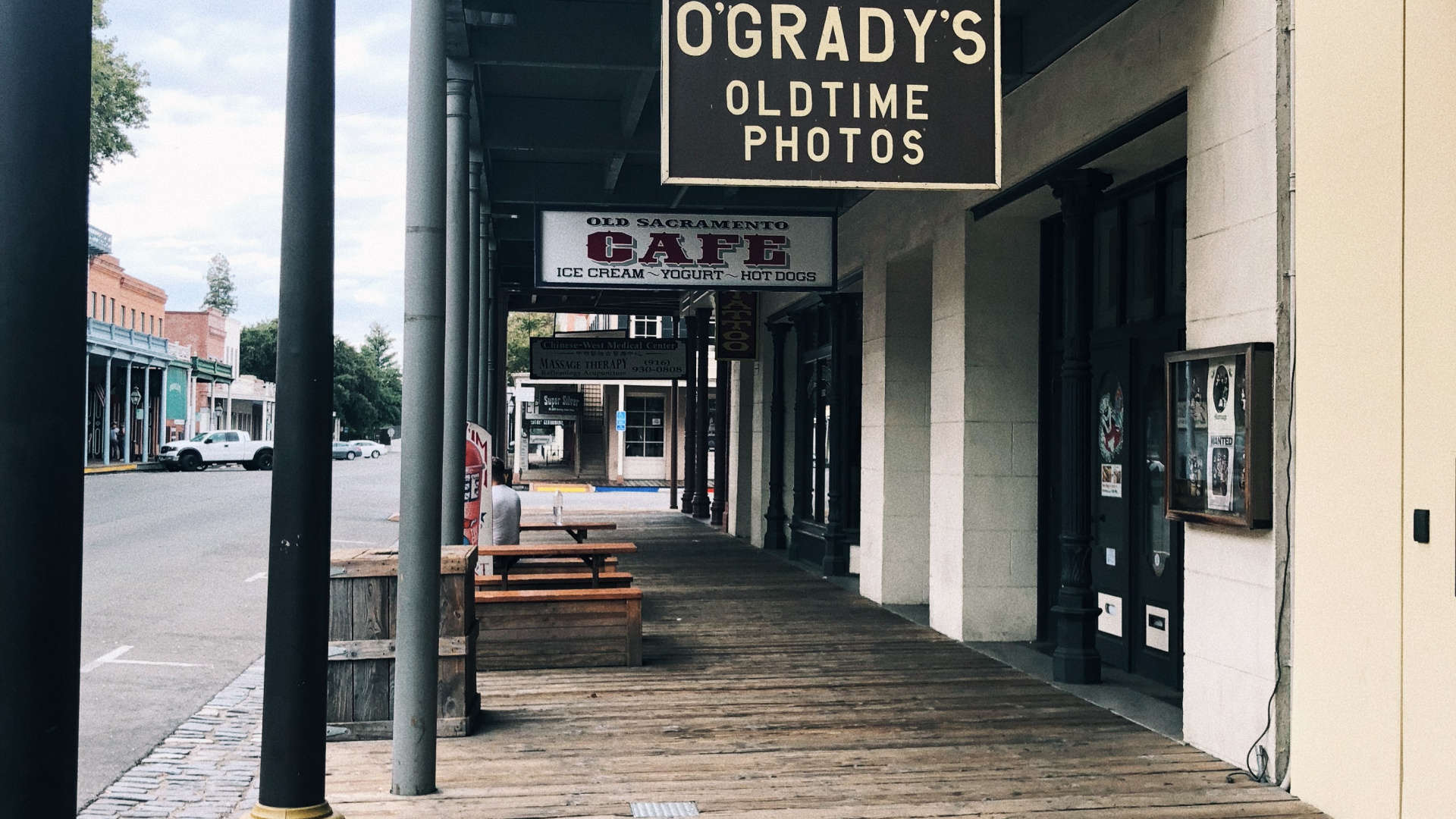 Обои этаж, тротуар, вывеска, дверь в разрешении 1920x1080