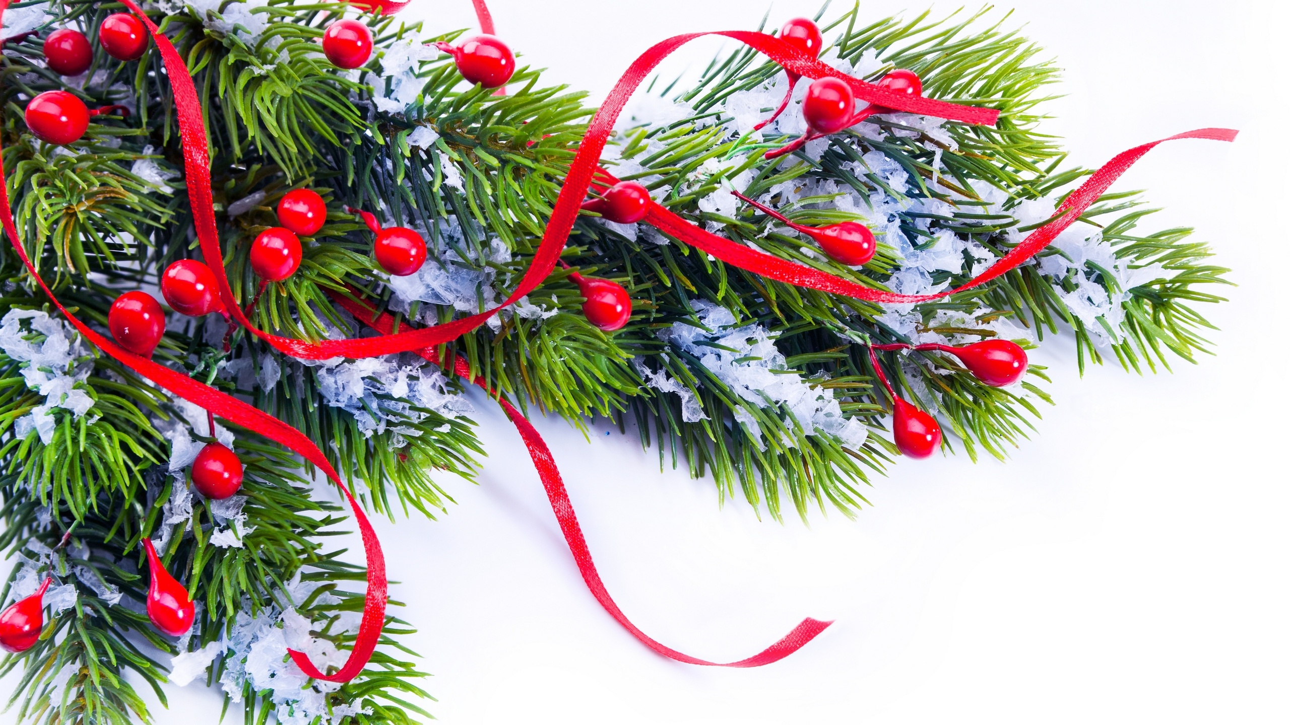 Обои Рождественский день, елка, Рождественские украшения, ветвь, дерево в разрешении 2560x1440