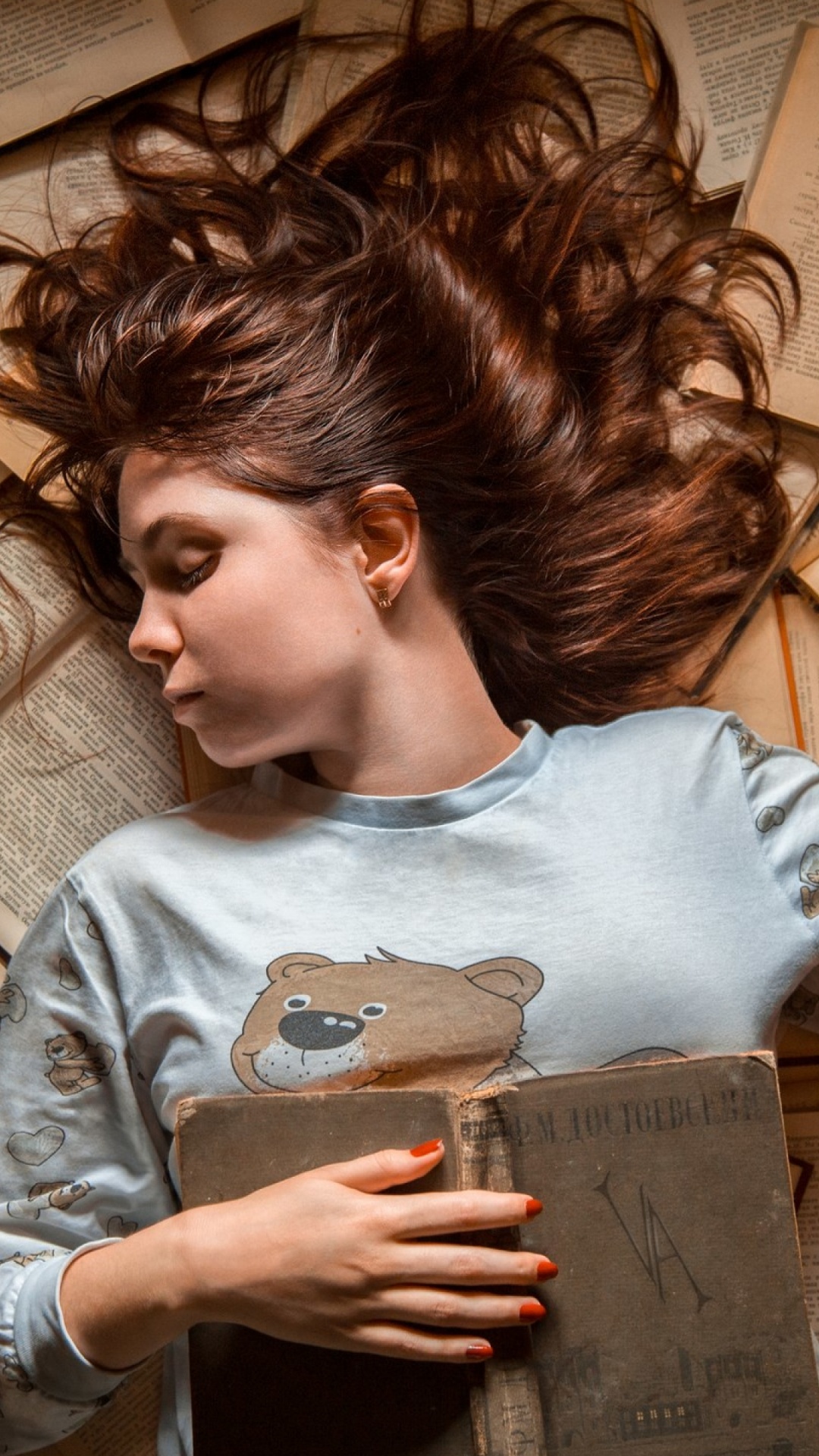 Обои девочка спит с книгами, ученик рейнджеров, книга, руины горлана, чтение в разрешении 1080x1920