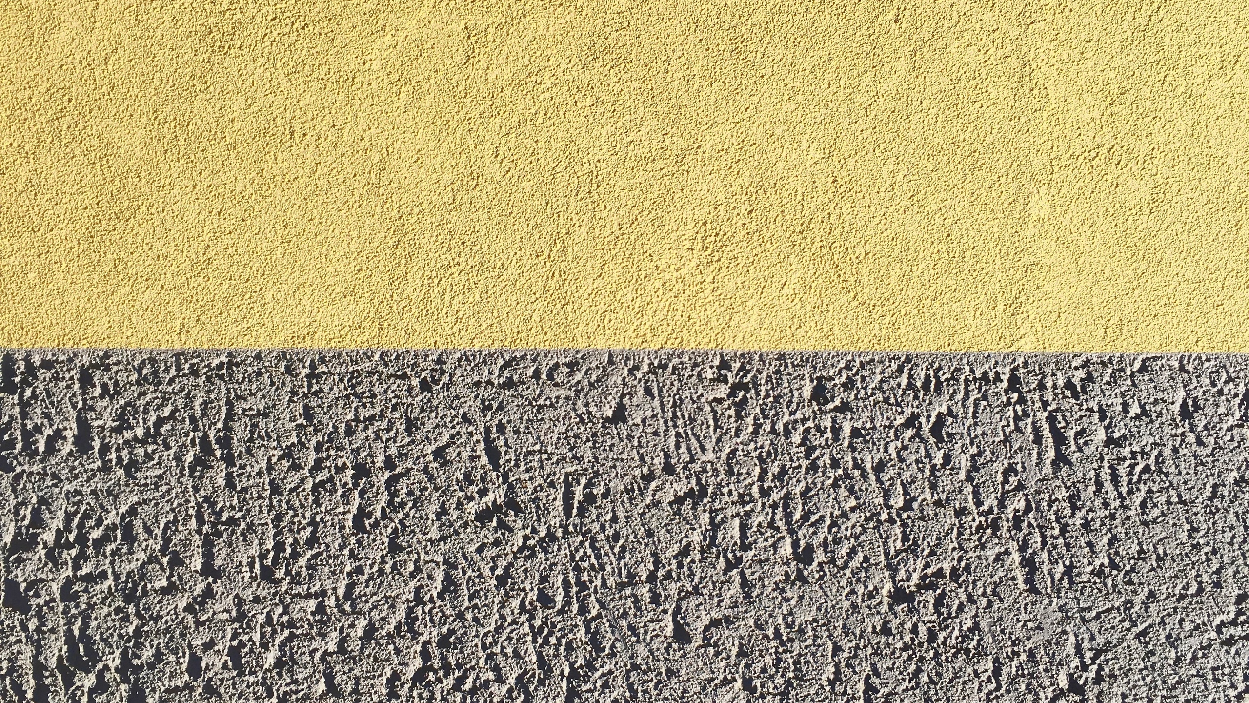 Обои текстура, стена, асфальт, дорожное покрытие, линия в разрешении 2560x1440