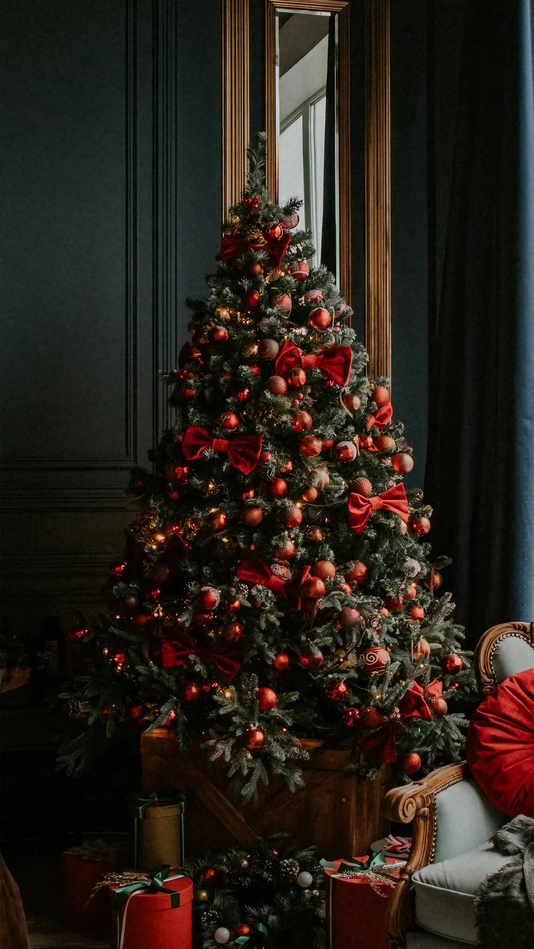 Обои Рождество, елка, рождественский орнамент, рождественская елка с красными шарами, Рождественские украшения в разрешении 1080x1920