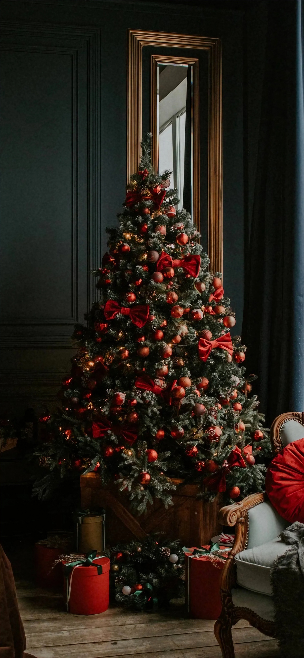 Обои Рождество, елка, рождественский орнамент, рождественская елка с красными шарами, Рождественские украшения в разрешении 1242x2688