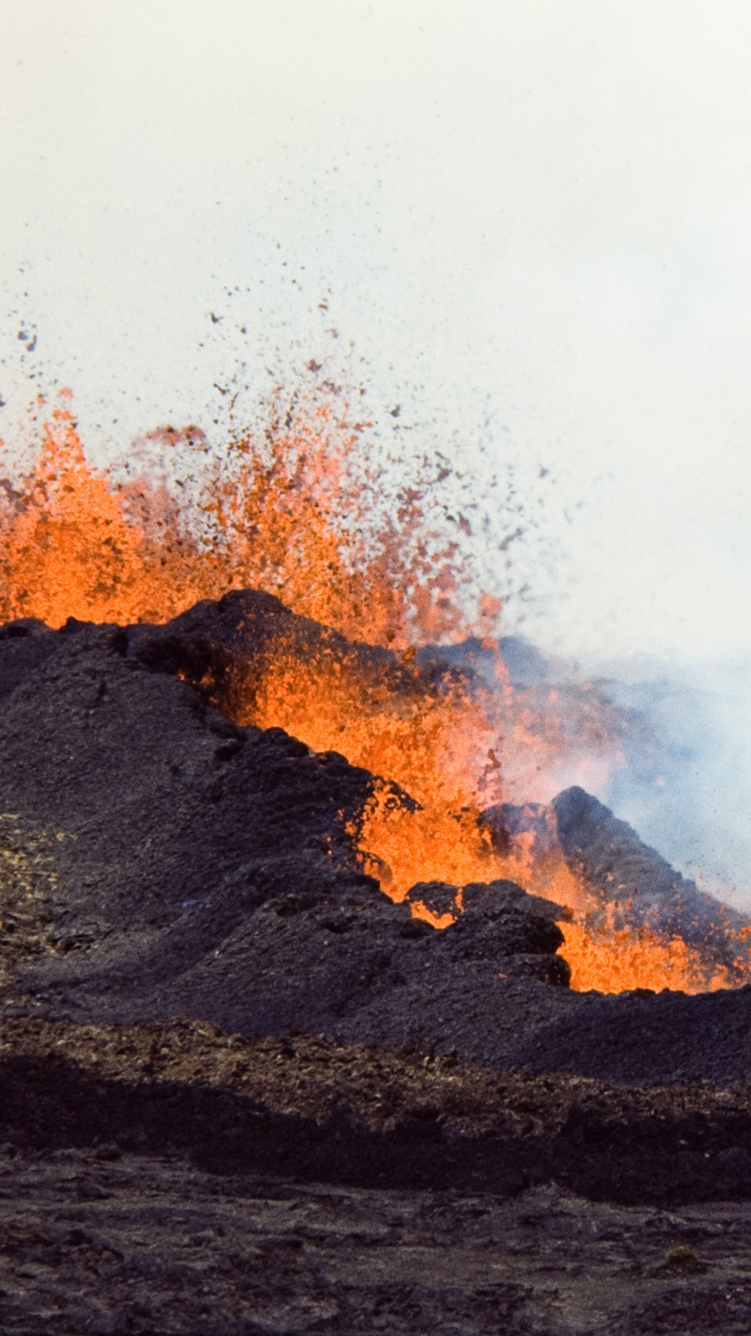 Обои Мауна-Лоа, лава, щитовой вулкан, вулкан, вентиляционные щели в разрешении 1080x1920
