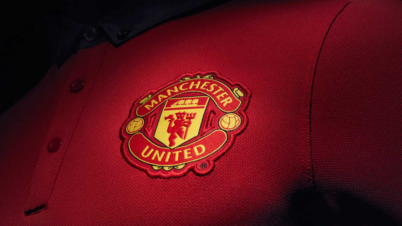 Обои клуб манчестер юнайтед, Манчестер, красный цвет, бордовые, эмблема в разрешении 1280x720
