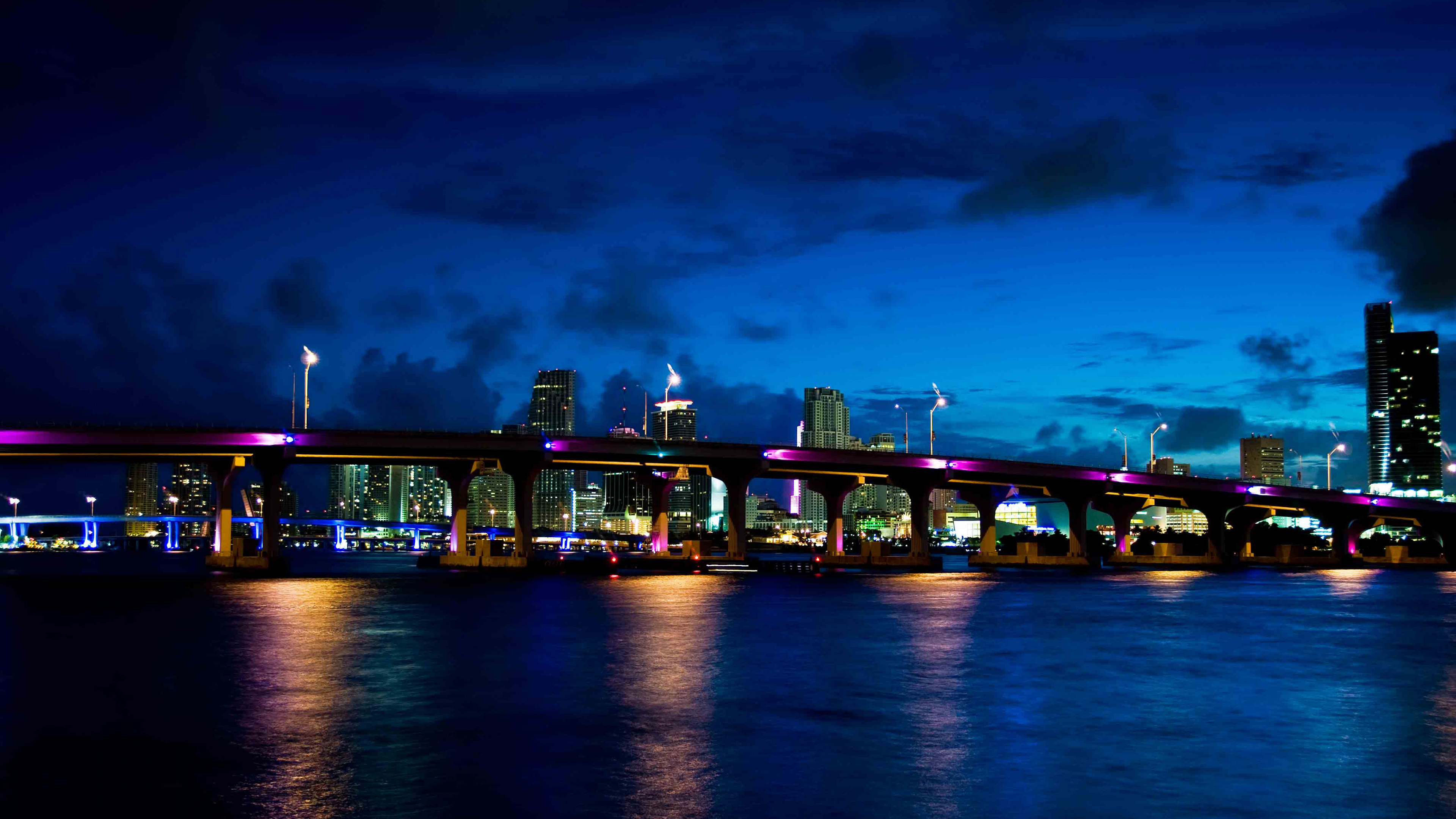 Обои Южный пляж, ночь, мост, ориентир, отражение в разрешении 3840x2160