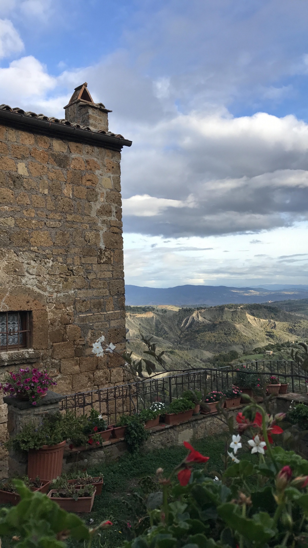 Обои стена, здание, облако, деревня, гора в разрешении 1080x1920