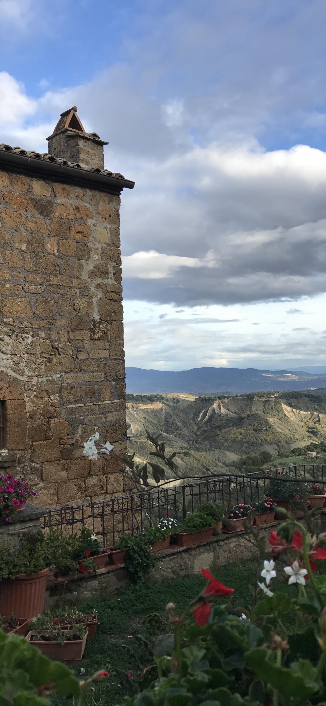 Обои стена, здание, облако, деревня, гора в разрешении 1125x2436