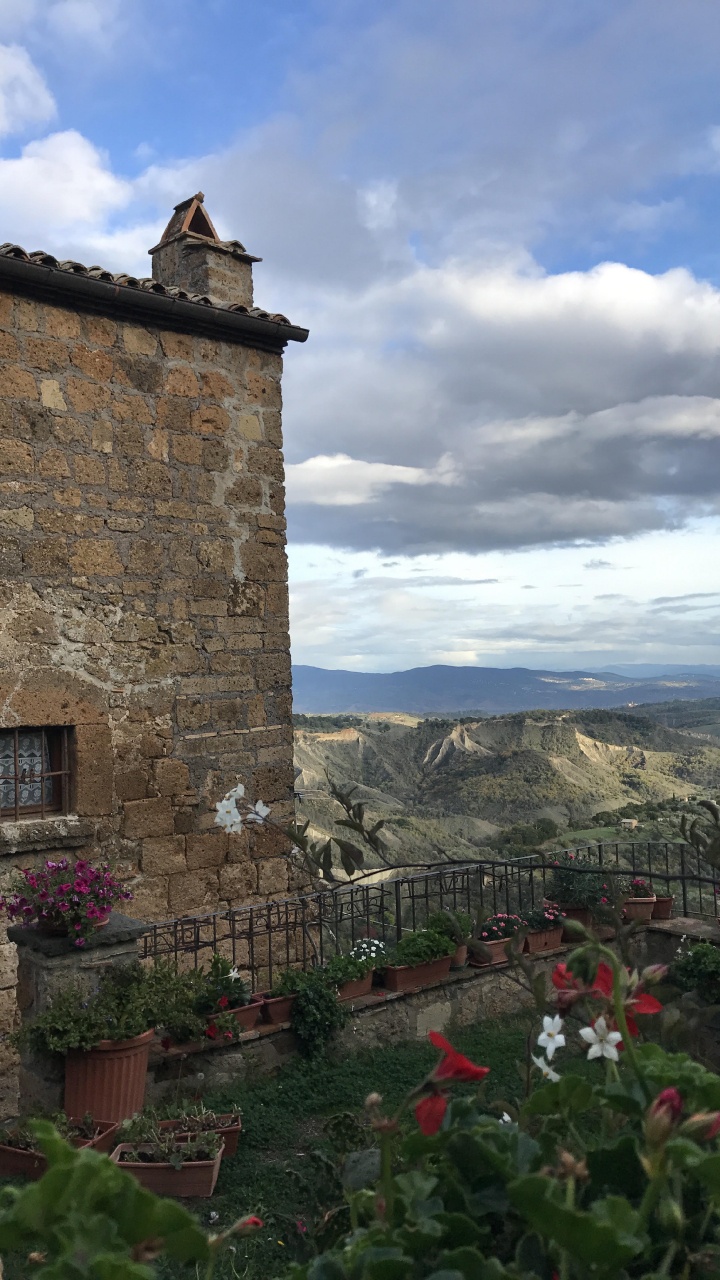 Обои стена, здание, облако, деревня, гора в разрешении 720x1280